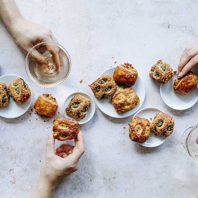 Aperochüsseli, drei Hände nehmen je eins