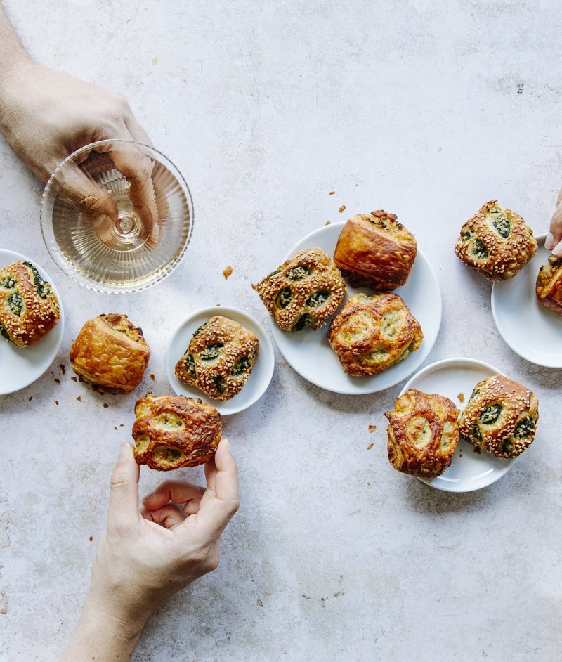 Aperochüsseli, drei Hände nehmen je eins