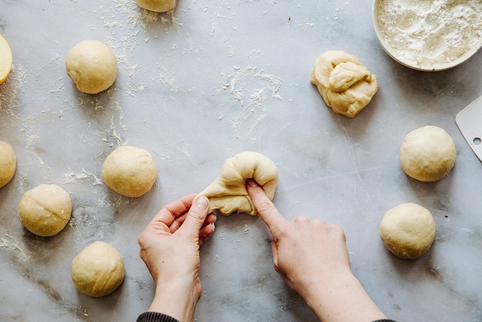 Teigstücke rund formen