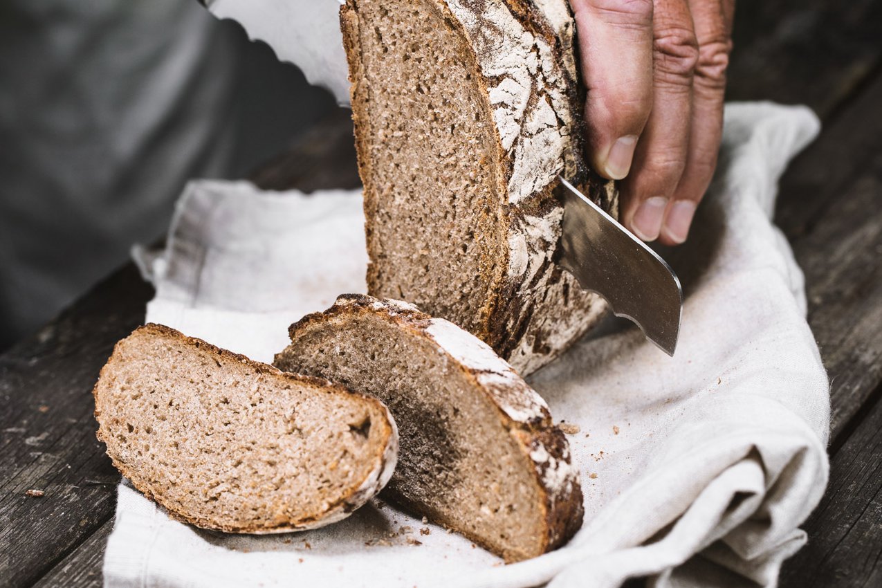 Brot, wird geschnitten