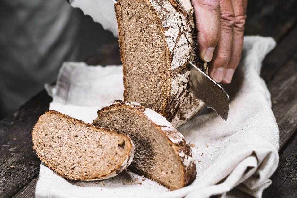 Brot, wird geschnitten