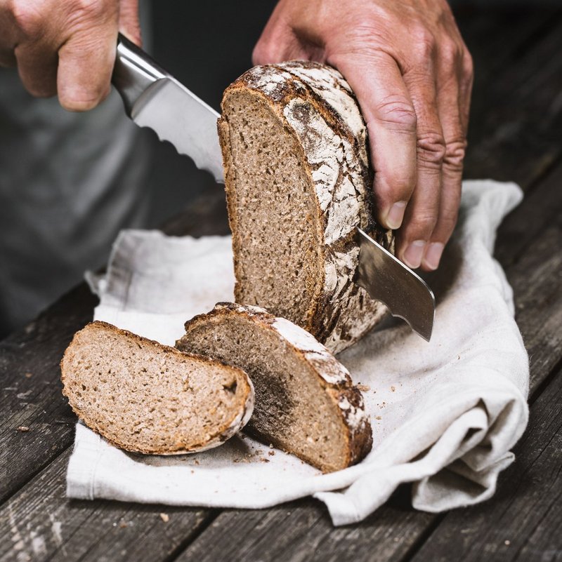 Brot, wird geschnitten