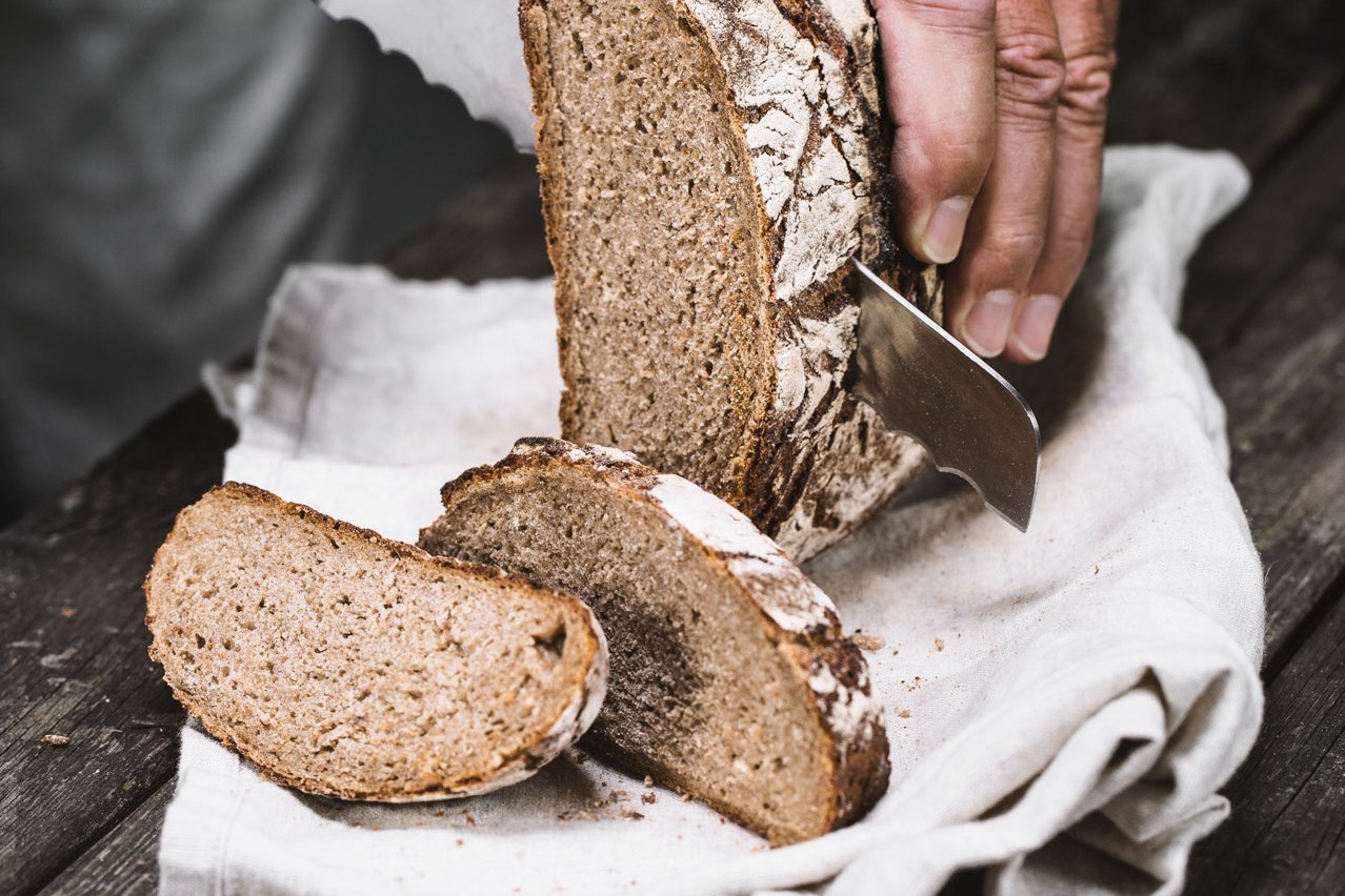 Brot, wird geschnitten
