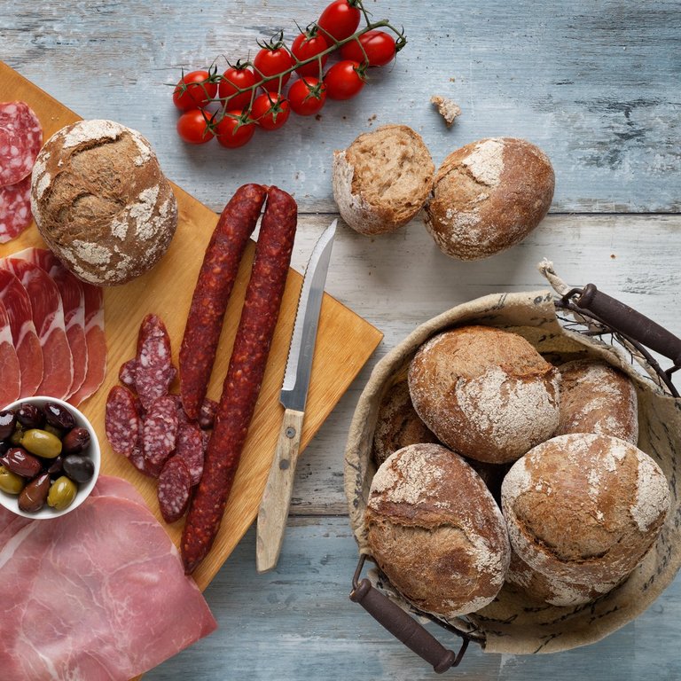Holzofenperle neben kalter Platte