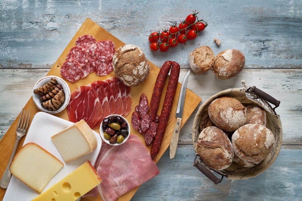 Holzofenperle neben kalter Platte