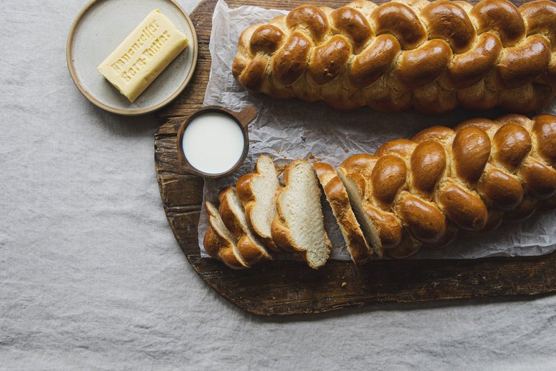 Butterzopf mit Butter