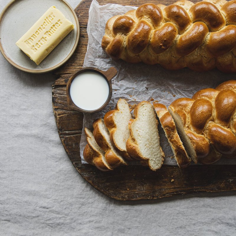 Butterzopf mit Butter