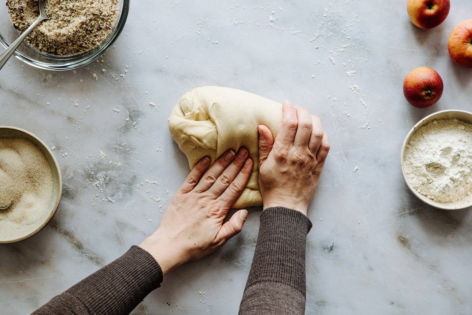 Hände die Teig kneten