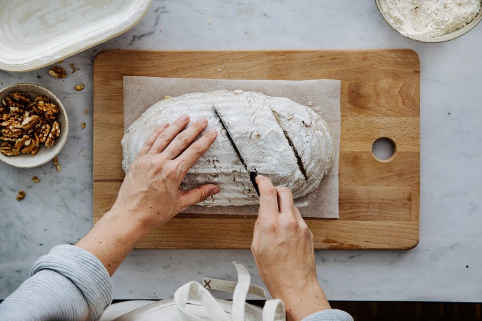 Brot einschneiden