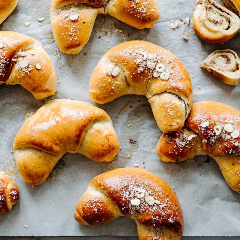 Nussgipfel liegen auf Blech