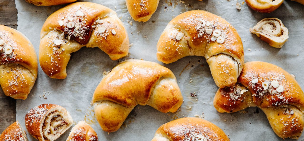 Nussgipfel liegen auf Blech
