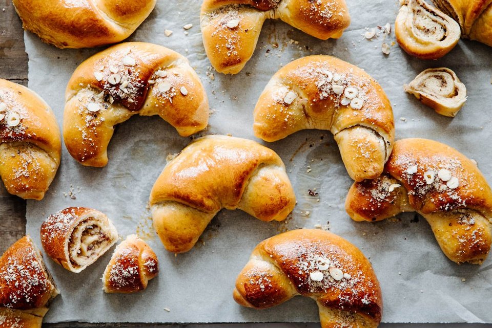 Nussgipfel liegen auf Blech