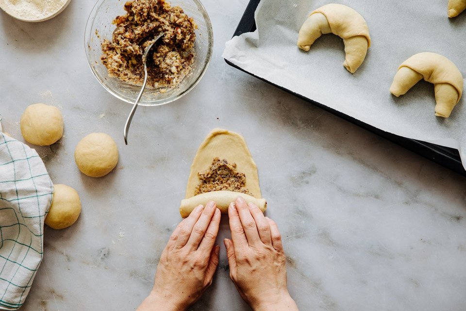Nussgipfel mit Händen aufrollen