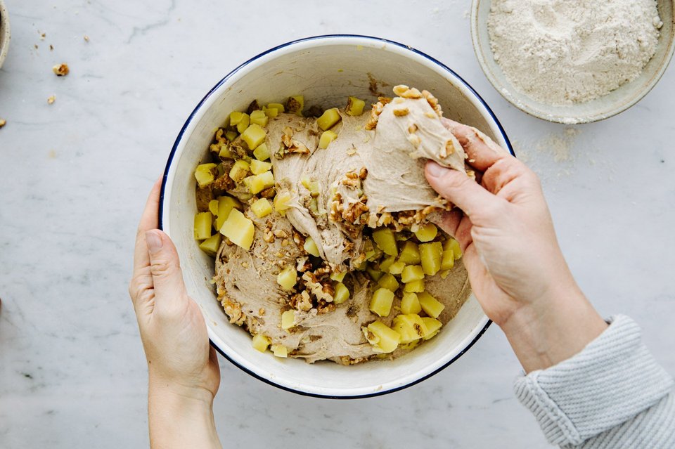 Kartoffel Baumnuss Brötli kneten