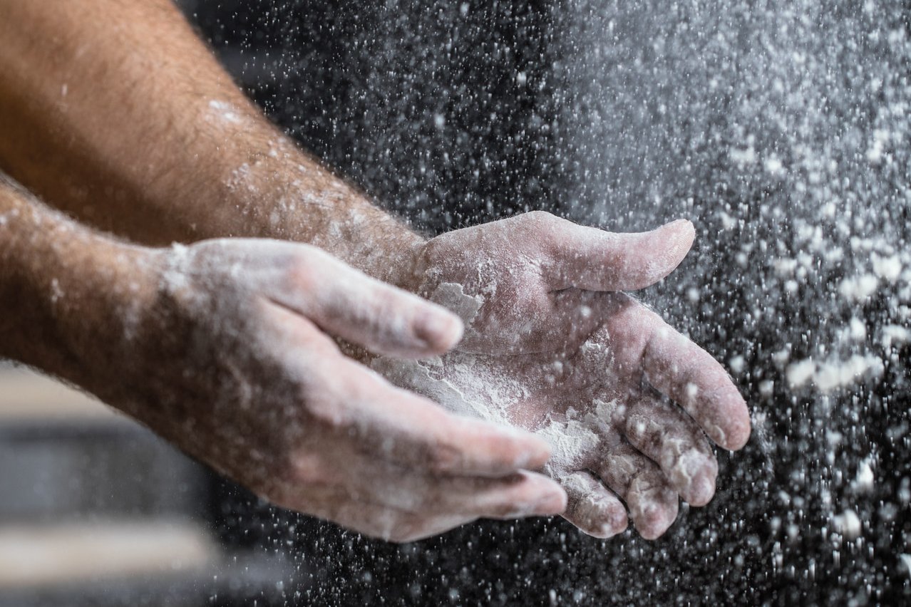 Hände werfen Mehl hoch