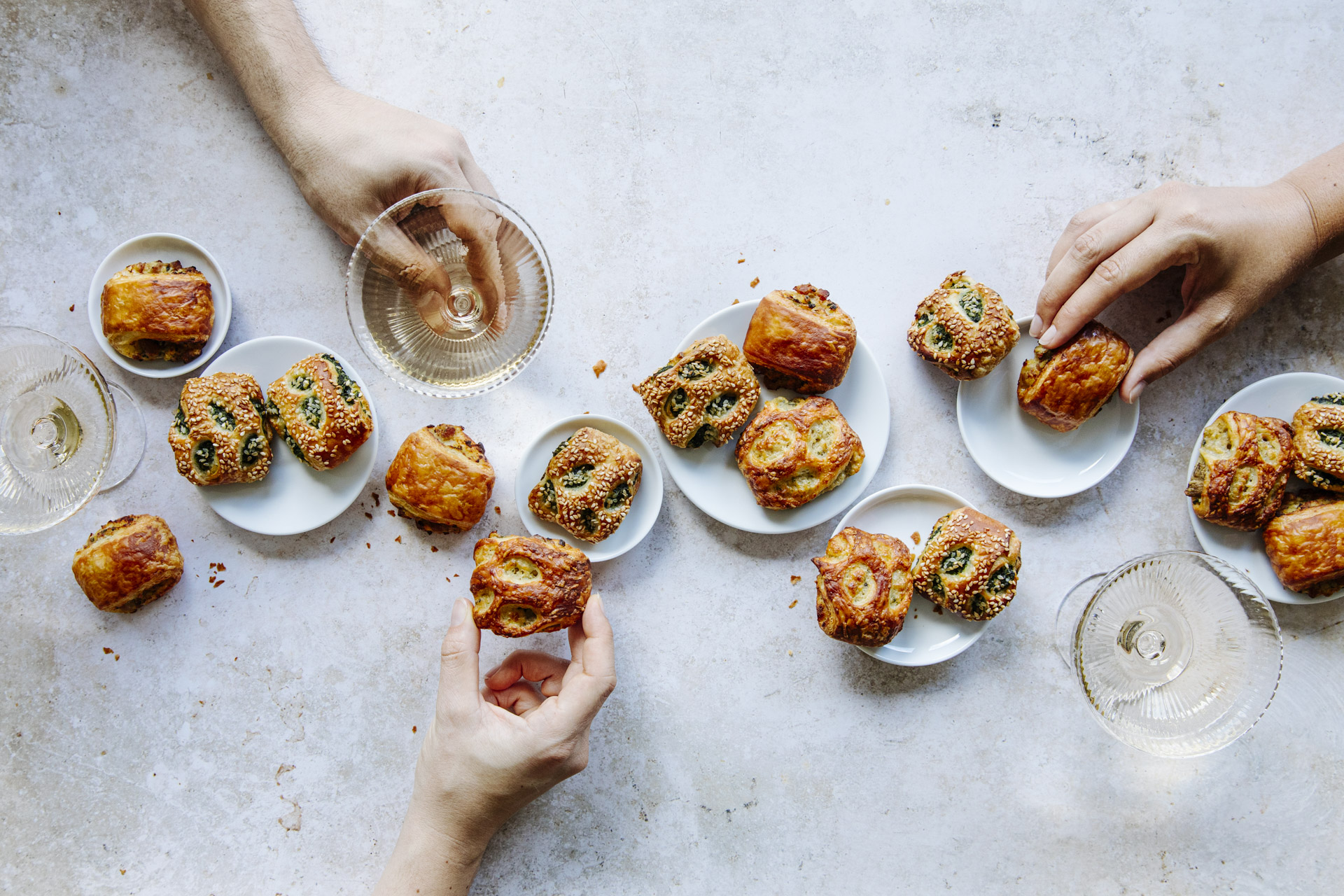 Aperochüsseli, drei Hände nehmen je eins